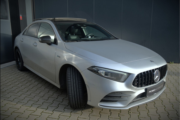 Mercedes-Benz A-Klasse 250 e Advantage AMG | Panoramadak | Burmester | Stoelverwarming | Memory Seat | Cruise Control | Camera | Apple Carplay | Ambiance Verlichting | Night Pakket | Keyless |