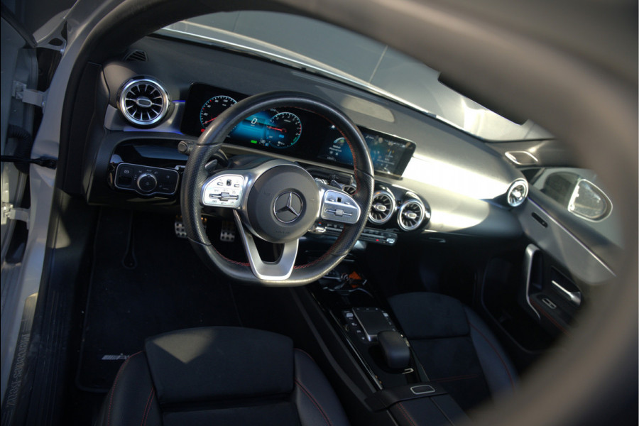 Mercedes-Benz A-Klasse 250 e Advantage AMG | Panoramadak | Burmester | Stoelverwarming | Memory Seat | Cruise Control | Camera | Apple Carplay | Ambiance Verlichting | Night Pakket | Keyless |