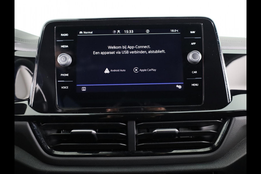 Volkswagen T-Roc 1.5 TSI R-Line 150 PK DSG |Private lease vanaf € 699,- pm | Blackstyle | Trekhaak afneembaar | ErgoActive Stoel Pakket | Navigatie |