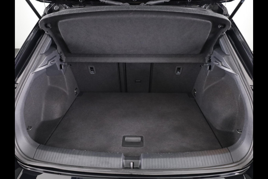 Volkswagen T-Roc 1.5 TSI R-Line 150 PK DSG |Private lease vanaf € 699,- pm | Blackstyle | Trekhaak afneembaar | ErgoActive Stoel Pakket | Navigatie |