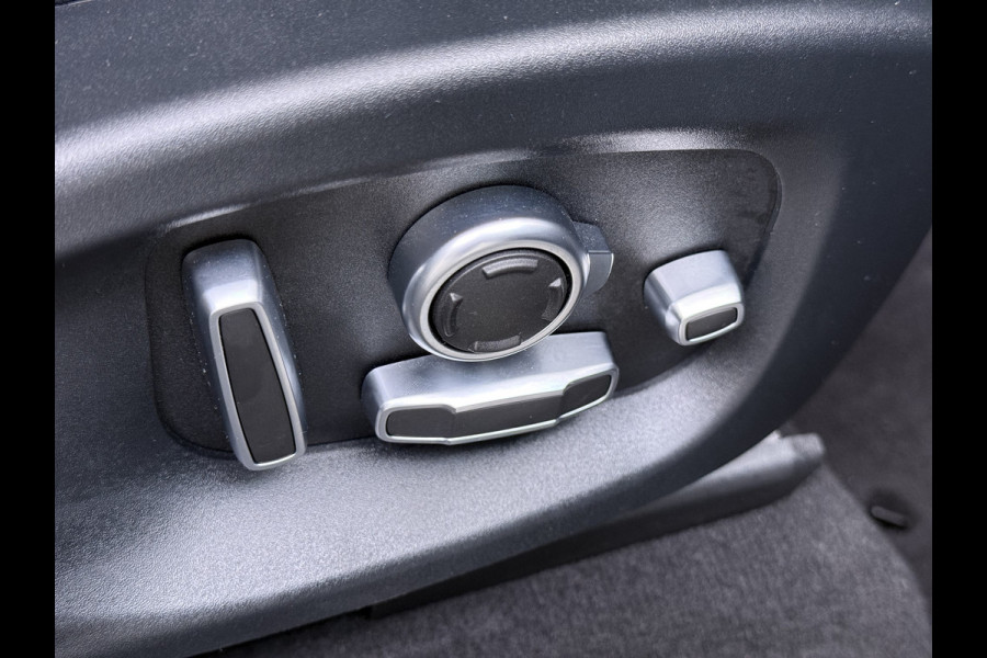 Jaguar F-Pace 2.0D AWD AUT-8 Portfolio Leer Pano-Dak Digitaal Dashboard Camera Meridian®-Audio Navi 4-Zone Ecc Android Auto Apple Carplay Pdc Stoel+Achterbankverwarming Elek.Stoelen+Memory Lmv 19" Bi-xenon Blind Spot Keyless Elek.Achterklep Origineel Nederlandse Auto Nieuwprijs  €87.786,- Zeer compleet!