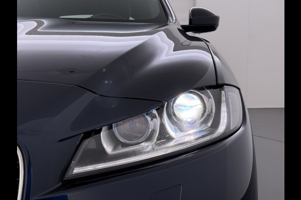 Jaguar F-Pace 2.0D AWD AUT-8 Portfolio Leer Pano-Dak Digitaal Dashboard Camera Meridian®-Audio Navi 4-Zone Ecc Android Auto Apple Carplay Pdc Stoel+Achterbankverwarming Elek.Stoelen+Memory Lmv 19" Bi-xenon Blind Spot Keyless Elek.Achterklep Origineel Nederlandse Auto Nieuwprijs  €87.786,- Zeer compleet!