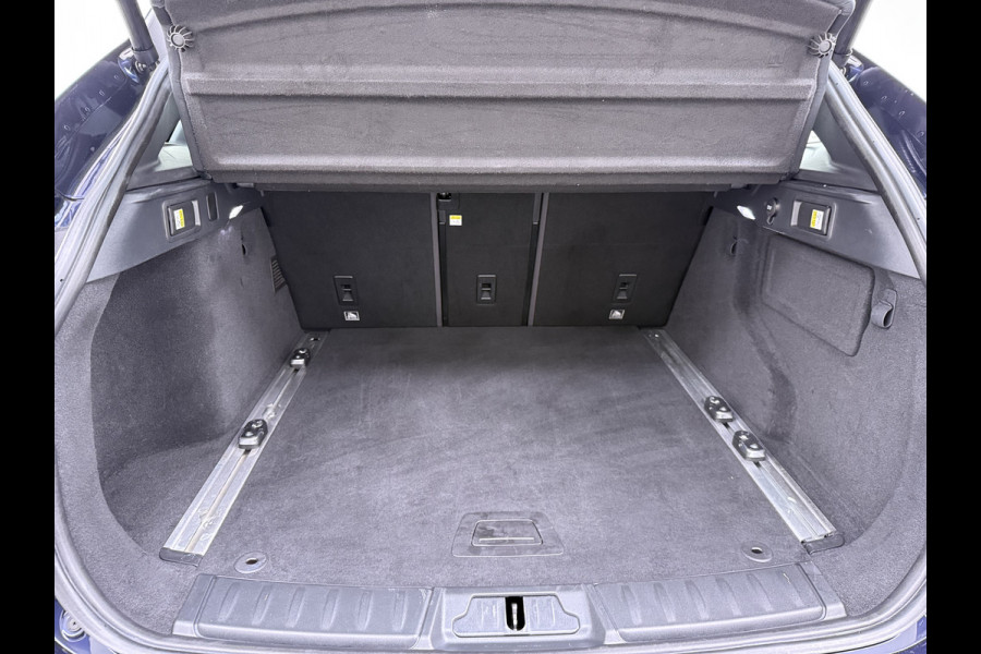 Jaguar F-Pace 2.0D AWD AUT-8 Portfolio Leer Pano-Dak Digitaal Dashboard Camera Meridian®-Audio Navi 4-Zone Ecc Android Auto Apple Carplay Pdc Stoel+Achterbankverwarming Elek.Stoelen+Memory Lmv 19" Bi-xenon Blind Spot Keyless Elek.Achterklep Origineel Nederlandse Auto Nieuwprijs  €87.786,- Zeer compleet!