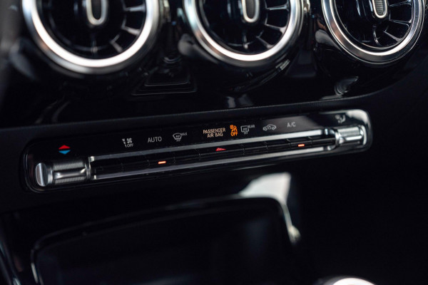 Mercedes-Benz A-Klasse 180 Business Solution 136 PK Widescreen LED Camera 19'' AMG