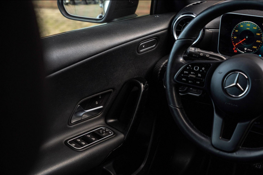 Mercedes-Benz A-Klasse 180 Business Solution 136 PK Widescreen LED Camera 19'' AMG