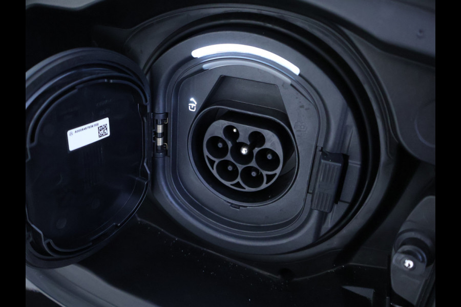 Mercedes-Benz GLC 300 e 4MATIC Plug-In Hybride Trekhaak | Sfeerverlichting | 19 Inch Velgen | Stuur en Stoelverwarming | Memory Voorstoelen. Inclusief 24 maanden MB Certified garantie voor Europa.