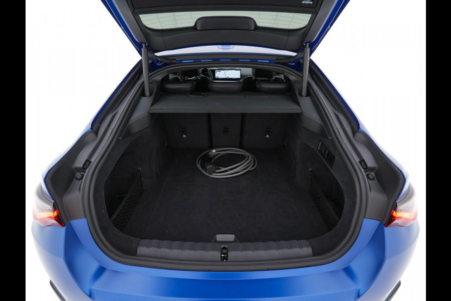 BMW i4 M50 M-Sportpack High Executive 84 kWh [ 3-Fase ] {SOH-97%} (INCL-BTW) *LUXURY-LEATHER | HARMAN/KARDON | ADAPTIVE-CRUISE | HEAD-UP | LASER-LED | BLIND-SPOT | TOP-VIEW | HEATED-SPORTSEATS | DAB+ | WIDE-COCKPIT | AMBIENT-LIGHT | NAVI-FULLMAP | ...