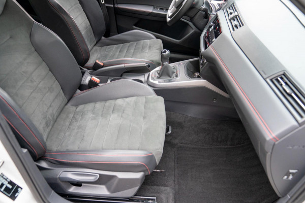 Seat Arona 1.0 TSI FR Business Intense Plus|Prijs incl. 12 mnd garantie|PDC Carplay Camera DAB Stoelverwarming Navigatie Bluetooth