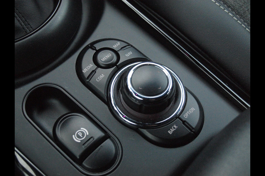 MINI Clubman 1.5 Cooper Business Edition | Rooftop Grey | Camera | Head-Up Display | Apple Camera | Automaat |