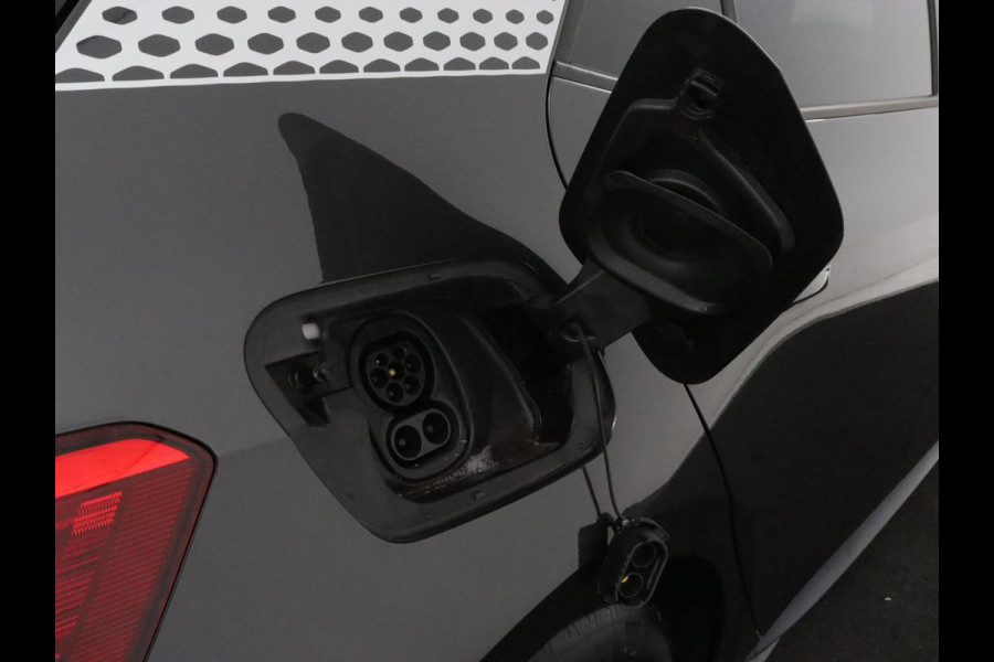 Volkswagen ID.3 First Plus 58 kWh | Stoelverwarming | Adaptive cruise | Matrix LED | Camera | Carplay | Sfeerverlichting | Navigatie | Keyless | Stuurverwarming