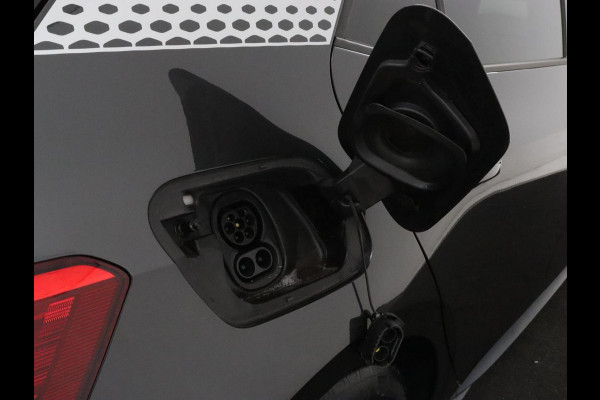 Volkswagen ID.3 First Plus 58 kWh | Stoelverwarming | Adaptive cruise | Matrix LED | Camera | Carplay | Sfeerverlichting | Navigatie | Keyless | Stuurverwarming