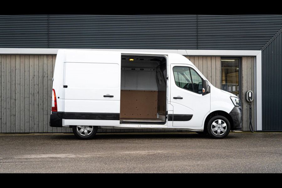 Renault Master T35 2.3 dCi 135 L2H2 Comfort | Camera | Vloerplaat | Navigatie | Parkeersensoren