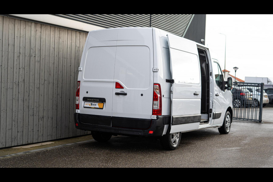 Renault Master T35 2.3 dCi 135 L2H2 Comfort | Camera | Vloerplaat | Navigatie | Parkeersensoren