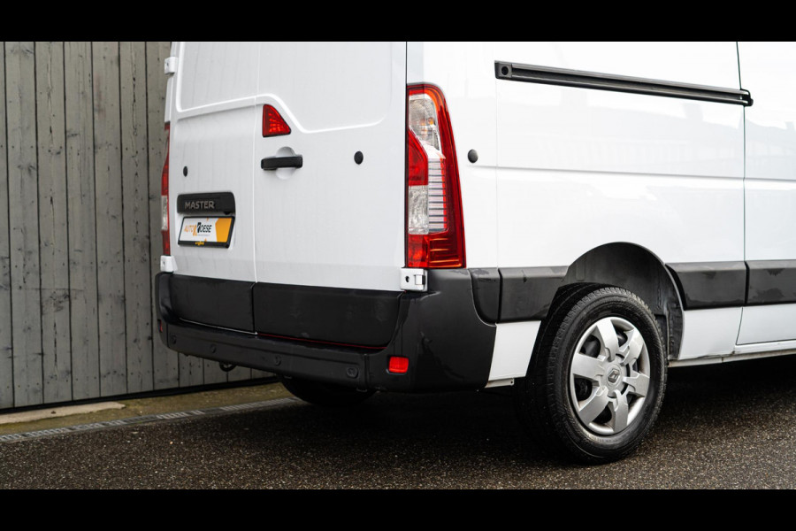 Renault Master T35 2.3 dCi 135 L2H2 Comfort | Camera | Vloerplaat | Navigatie | Parkeersensoren