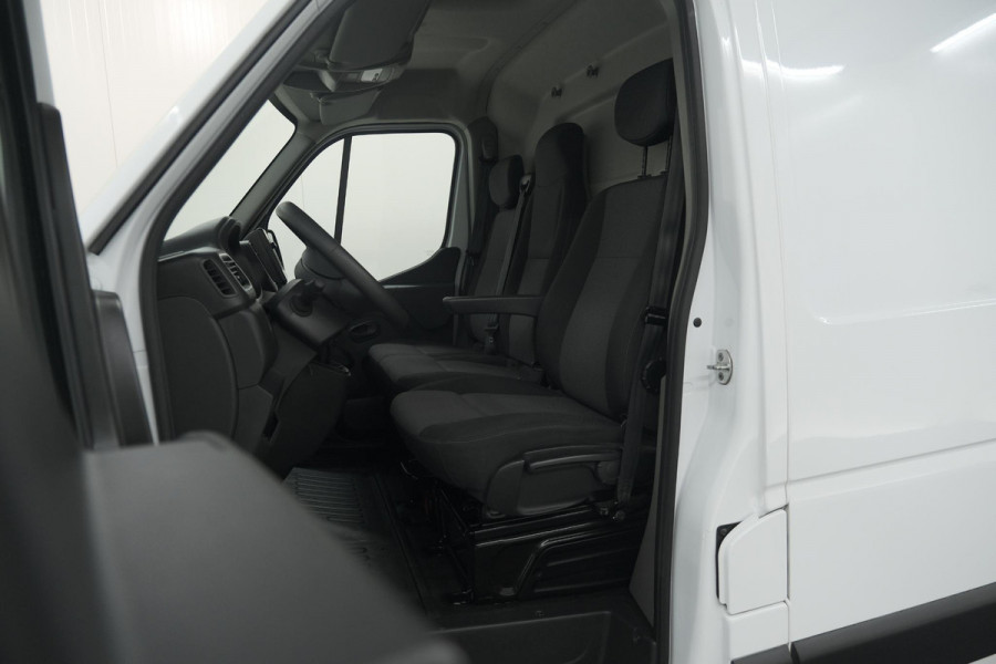 Renault Master T35 2.3 dCi 135 L2H2 Comfort | Camera | Vloerplaat | Navigatie | Parkeersensoren