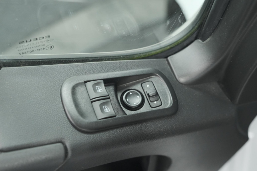 Renault Master T35 2.3 dCi 135 L2H2 Comfort | Camera | Vloerplaat | Navigatie | Parkeersensoren