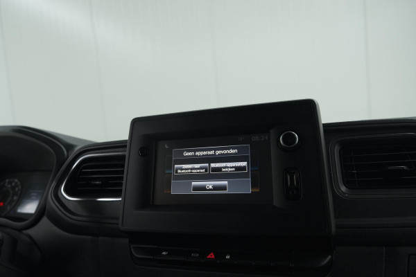 Renault Master T35 2.3 dCi 135 L2H2 Comfort | Camera | Vloerplaat | Navigatie | Parkeersensoren