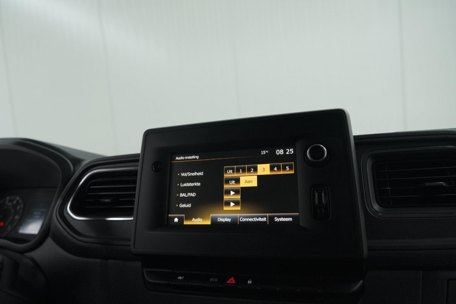 Renault Master T35 2.3 dCi 135 L2H2 Comfort | Camera | Vloerplaat | Navigatie | Parkeersensoren