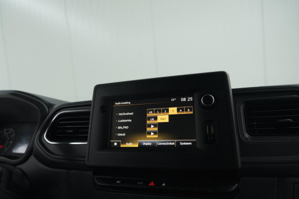 Renault Master T35 2.3 dCi 135 L2H2 Comfort | Camera | Vloerplaat | Navigatie | Parkeersensoren