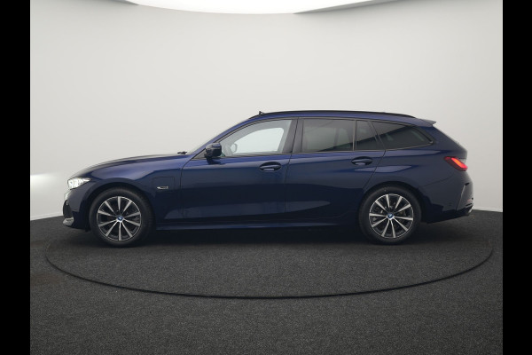 BMW 3 Serie Touring 320e Plug In Hybrid 204pk Dealer O.H. PHEV | Panodak | Widescreen Navi | Camera | Lederen Sportstoelen Verwarmd | Sfeerverlichting | Apple Carplay | Navigatie | Virtual | DAB | Tansanitblau II Metallic |
