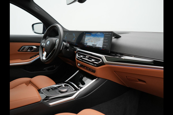 BMW 3 Serie Touring 320e Plug In Hybrid 204pk Dealer O.H. PHEV | Panodak | Widescreen Navi | Camera | Lederen Sportstoelen Verwarmd | Sfeerverlichting | Apple Carplay | Navigatie | Virtual | DAB | Tansanitblau II Metallic |