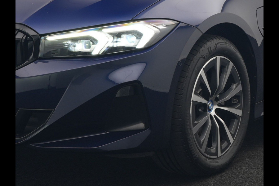 BMW 3 Serie Touring 320e Plug In Hybrid 204pk Dealer O.H. PHEV | Panodak | Widescreen Navi | Camera | Lederen Sportstoelen Verwarmd | Sfeerverlichting | Apple Carplay | Navigatie | Virtual | DAB | Tansanitblau II Metallic |