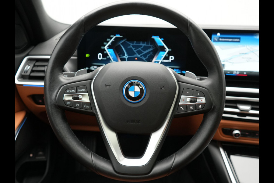 BMW 3 Serie Touring 320e Plug In Hybrid 204pk Dealer O.H. PHEV | Panodak | Widescreen Navi | Camera | Lederen Sportstoelen Verwarmd | Sfeerverlichting | Apple Carplay | Navigatie | Virtual | DAB | Tansanitblau II Metallic |