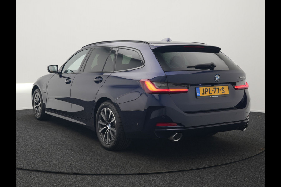 BMW 3 Serie Touring 320e Plug In Hybrid 204pk Dealer O.H. PHEV | Panodak | Widescreen Navi | Camera | Lederen Sportstoelen Verwarmd | Sfeerverlichting | Apple Carplay | Navigatie | Virtual | DAB | Tansanitblau II Metallic |