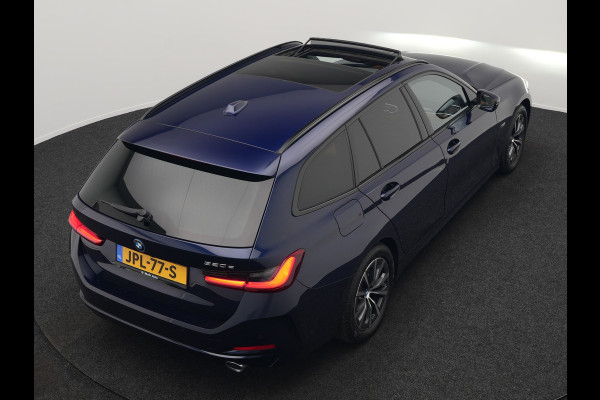 BMW 3 Serie Touring 320e Plug In Hybrid 204pk Dealer O.H. PHEV | Panodak | Widescreen Navi | Camera | Lederen Sportstoelen Verwarmd | Sfeerverlichting | Apple Carplay | Navigatie | Virtual | DAB | Tansanitblau II Metallic |