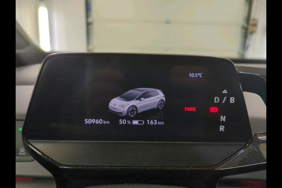 Volkswagen ID.3 Life 58 kWh Navigatie Apple Carplay/Android Auto Parkeersensoren achter Adaptive Cruise Control Stoel- en stuurverwarming Full Led Climate Control
