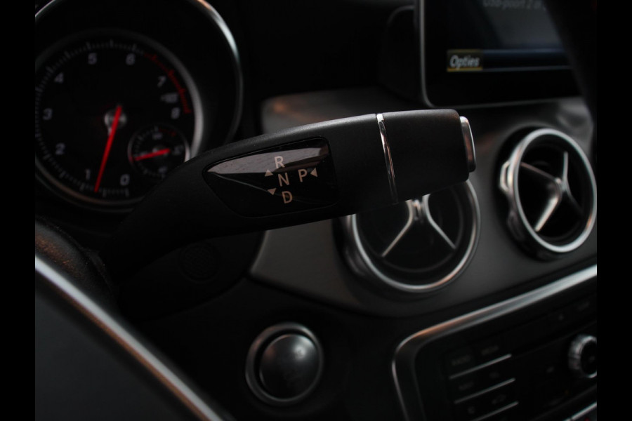 Mercedes-Benz GLA 200 Automaat Premium Plus | AMG Velgen | Climate control | Cruise control | Navigatie | Parkeersensoren | Achteruitrijcamera | Lichtmetalen velgen | Radio | LED | Voorstoelen verwarmd | Apple Carplay/ Android Auto
