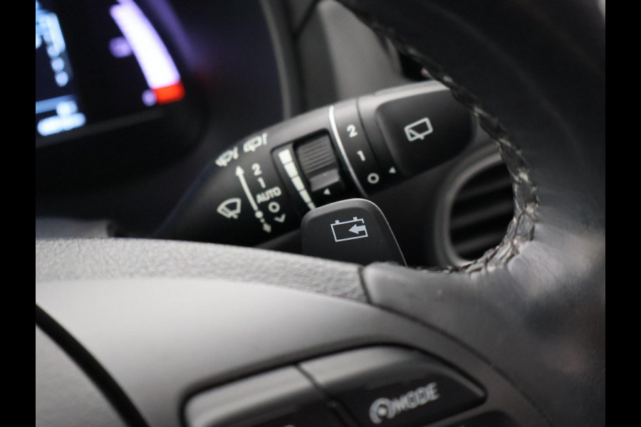 Hyundai Kona EV 64 kWh PREMIUM SKY 100% SOH + SCHUIFDAK | LEDER | STOELVENTILATIE | HEAD-UP | ADAPTIVE CRUISE | STUURVERW.