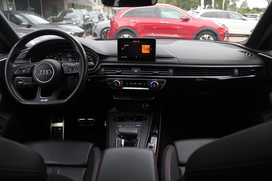 Audi A4 Avant 40 TFSI 191pk Sport S line black edition / Leder / Navigatie / Parkeerhulp V+A / 18'' / LED Koplampen / Getint glas / Cruise Control