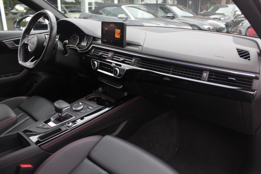 Audi A4 Avant 40 TFSI 191pk Sport S line black edition / Leder / Navigatie / Parkeerhulp V+A / 18'' / LED Koplampen / Getint glas / Cruise Control