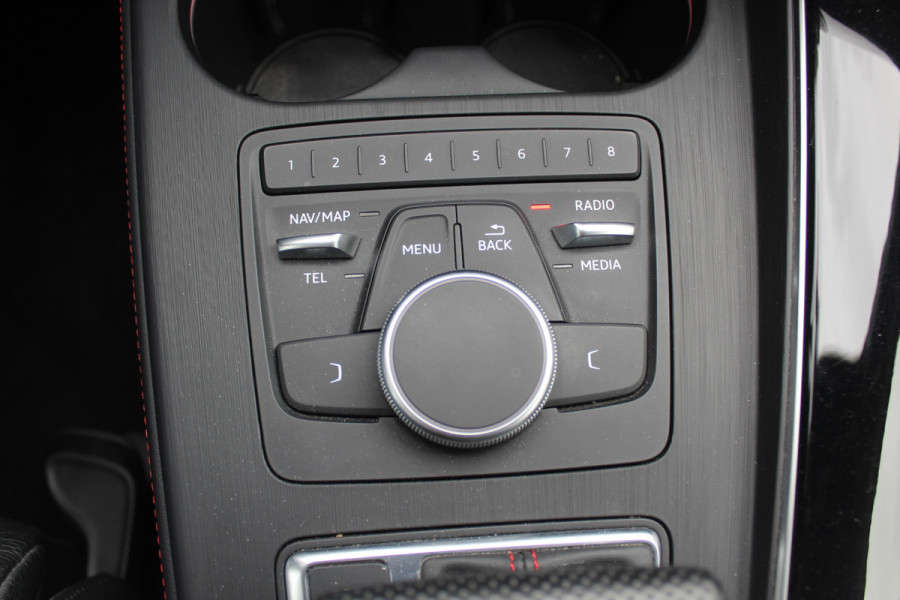 Audi A4 Avant 40 TFSI 191pk Sport S line black edition / Leder / Navigatie / Parkeerhulp V+A / 18'' / LED Koplampen / Getint glas / Cruise Control