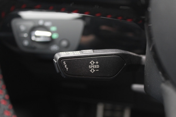 Audi A4 Avant 40 TFSI 191pk Sport S line black edition / Leder / Navigatie / Parkeerhulp V+A / 18'' / LED Koplampen / Getint glas / Cruise Control