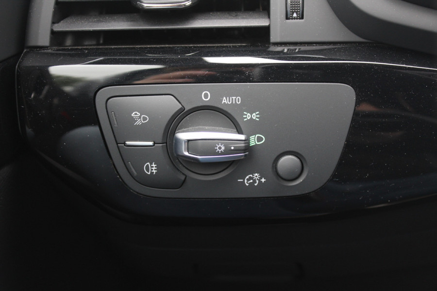 Audi A4 Avant 40 TFSI 191pk Sport S line black edition / Leder / Navigatie / Parkeerhulp V+A / 18'' / LED Koplampen / Getint glas / Cruise Control