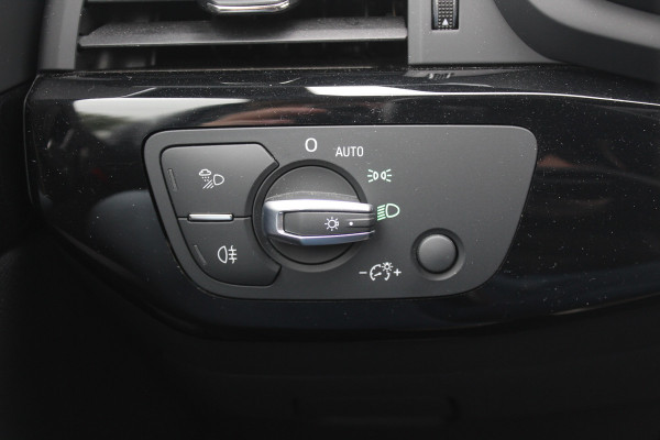 Audi A4 Avant 40 TFSI 191pk Sport S line black edition / Leder / Navigatie / Parkeerhulp V+A / 18'' / LED Koplampen / Getint glas / Cruise Control