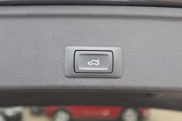 Audi A4 Avant 40 TFSI 191pk Sport S line black edition / Leder / Navigatie / Parkeerhulp V+A / 18'' / LED Koplampen / Getint glas / Cruise Control