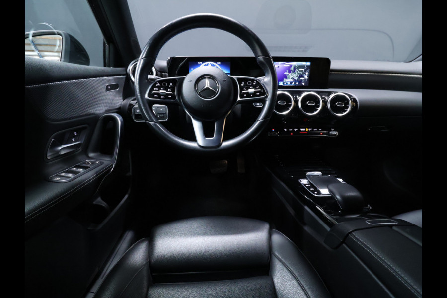 Mercedes-Benz A-Klasse 200 AMG Sport [SPORTSTOELEN, CAMERA, PDC V+A, STOELVERWARMING, CLIMATE CONTROL, CRUISE CONTROL, BLUETOOTH, NAVIGATIE, FLIPPERS, NIEUWSTAAT]