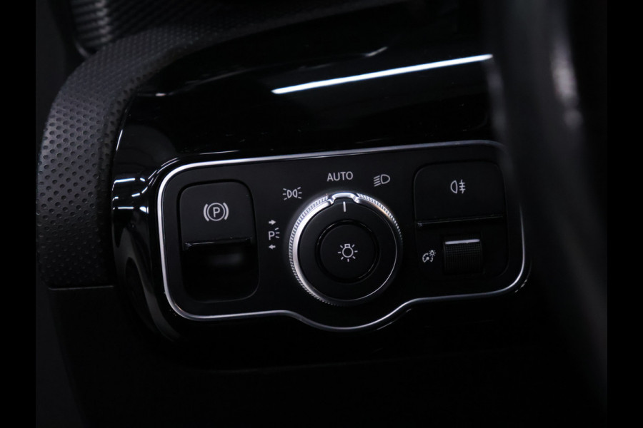 Mercedes-Benz A-Klasse 200 AMG Sport [SPORTSTOELEN, CAMERA, PDC V+A, STOELVERWARMING, CLIMATE CONTROL, CRUISE CONTROL, BLUETOOTH, NAVIGATIE, FLIPPERS, NIEUWSTAAT]