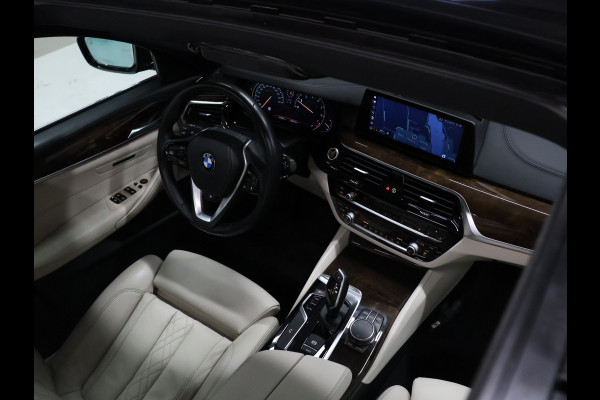 BMW 5 Serie Touring 530i High Executive Luxury Line [LUCHTVERING, SCHUIFKANTELDAK, MEMORY SEATS, HEAD-UP, ACTIVE PROTECTION, STUURVERWARMING, ACHTERUITRIJCAMERA, PDC V+A, STOELVERWARMING, BMW ADAPTIVE LED, CRUISE, CLIMATE, BLUETOOTH, NIEUWSTAA