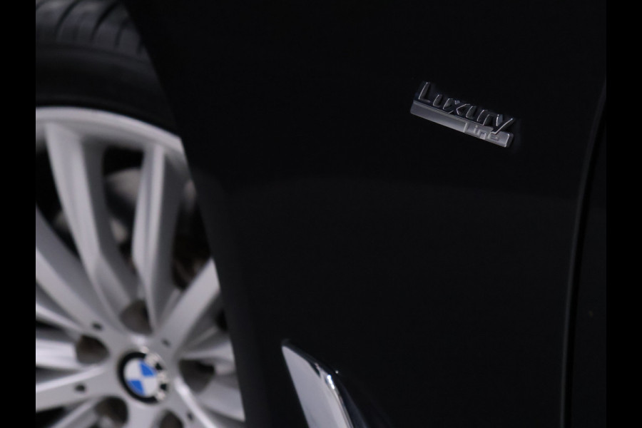 BMW 5 Serie Touring 530i High Executive Luxury Line [LUCHTVERING, SCHUIFKANTELDAK, MEMORY SEATS, HEAD-UP, ACTIVE PROTECTION, STUURVERWARMING, ACHTERUITRIJCAMERA, PDC V+A, STOELVERWARMING, BMW ADAPTIVE LED, CRUISE, CLIMATE, BLUETOOTH, NIEUWSTAA