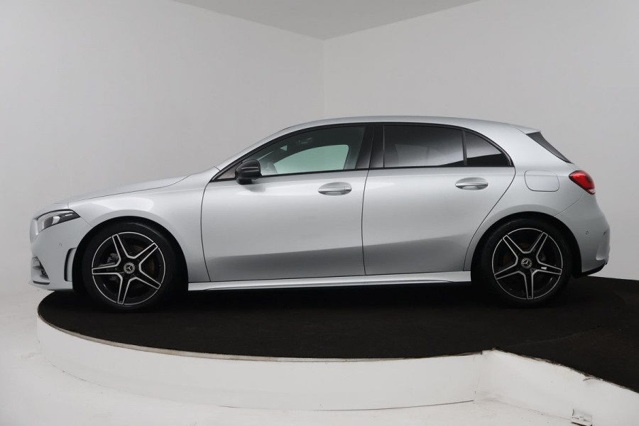 Mercedes-Benz A-Klasse 180 Business Solution AMG (SFEERVERLICHTING, STOELVERWARMING, ACHTERUITRIJCAMERA, NAVIGATIE, SENSOREN)