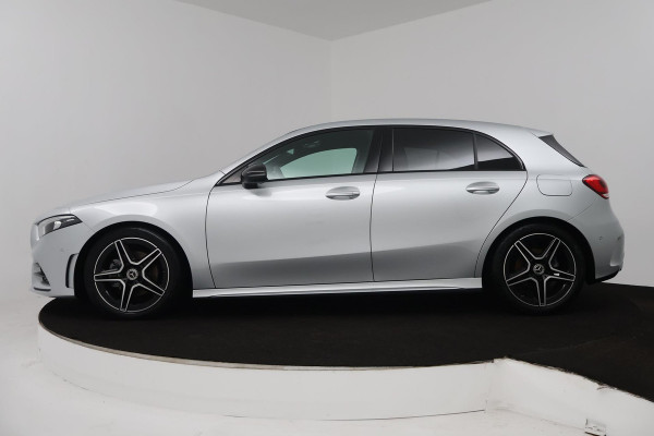 Mercedes-Benz A-Klasse 180 Business Solution AMG (SFEERVERLICHTING, STOELVERWARMING, ACHTERUITRIJCAMERA, NAVIGATIE, SENSOREN)