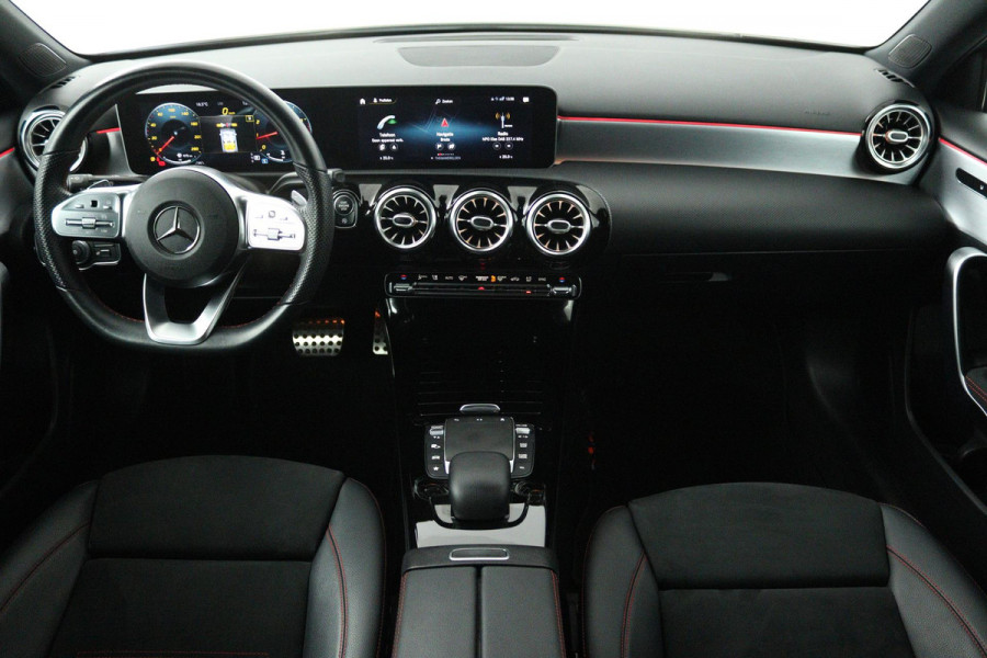 Mercedes-Benz A-Klasse 180 Business Solution AMG (SFEERVERLICHTING, STOELVERWARMING, ACHTERUITRIJCAMERA, NAVIGATIE, SENSOREN)