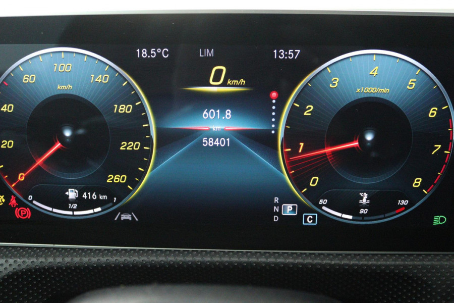 Mercedes-Benz A-Klasse 180 Business Solution AMG (SFEERVERLICHTING, STOELVERWARMING, ACHTERUITRIJCAMERA, NAVIGATIE, SENSOREN)