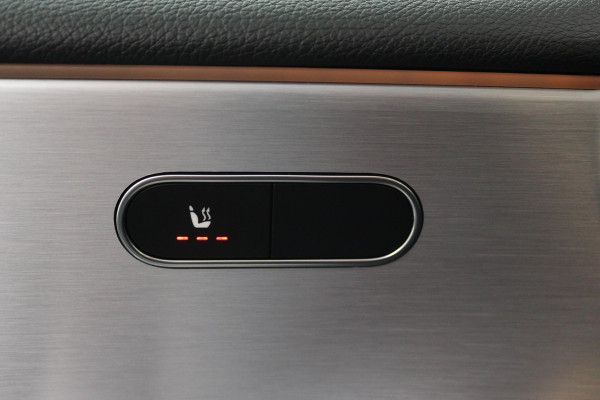 Mercedes-Benz A-Klasse 180 Business Solution AMG (SFEERVERLICHTING, STOELVERWARMING, ACHTERUITRIJCAMERA, NAVIGATIE, SENSOREN)