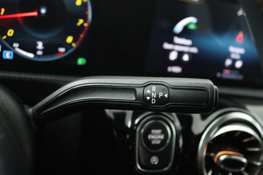 Mercedes-Benz A-Klasse 180 Business Solution AMG (SFEERVERLICHTING, STOELVERWARMING, ACHTERUITRIJCAMERA, NAVIGATIE, SENSOREN)