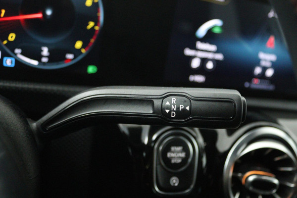 Mercedes-Benz A-Klasse 180 Business Solution AMG (SFEERVERLICHTING, STOELVERWARMING, ACHTERUITRIJCAMERA, NAVIGATIE, SENSOREN)